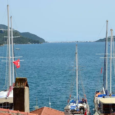 Two Stone Homes Hades 公寓