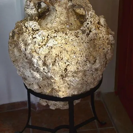 Two Stone Homes Hades 公寓